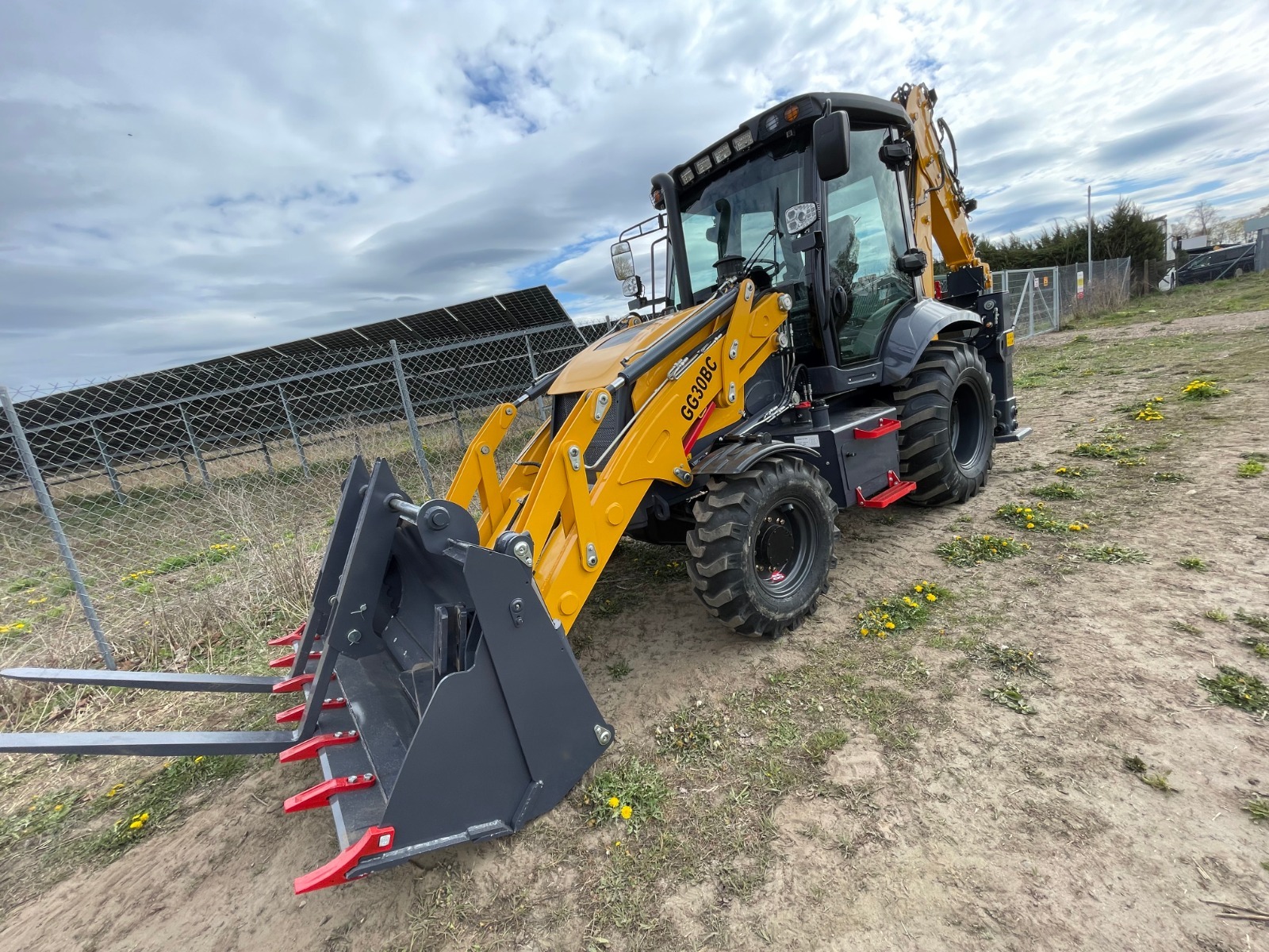 Baggerlader GG30BC + Transport nach Hauseㅤ